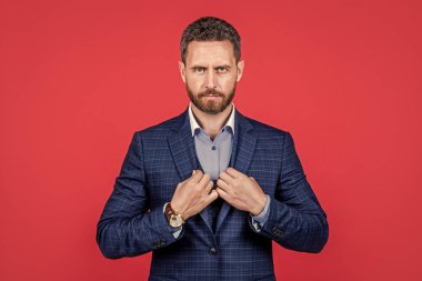 Takım elbiseli olgun, gülümseyen adam modaya uygun ve seksi, erkek tarzı.