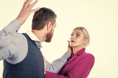 Erkek kadına fiziksel şiddet uyguluyor. Aile çiftlerinin ilişkilerinde sorunlar vardır..