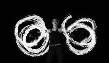 İnanılmaz ateş desenleri yaratıyor. Karanlıkta seksi kadın ejderha asası sallıyor. Dönüşümlü itfaiye manipülasyonu. Yönlendirme stili. Gece gösterisi. Parti festivali. Tatil kutlaması