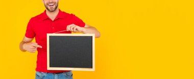 Kırpılmış adam sarı arkaplanda fotokopi alanı ile reklam sunuyor, duyuru