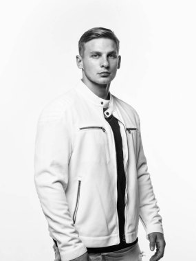 Moda erkek modelleri modern sokak kıyafetleri giyerler. Beyaz, modaya uygun giyinirler.