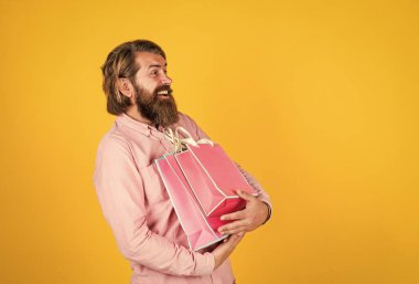 Sakallı adam tatile hazır. Satış ve indirim. Sakallı olgun hippi hediye paketi. Yetenekli vahşi beyaz bir hippi. Erkek alışverişe gider. Başarılı bir alışveriş koliği. Boşluğu kopyala