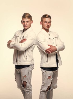 Beyaz giysili ikiz kardeşler birbirine benzer, erkek modası.