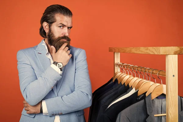 Dojrzały brodaty mężczyzna wygląda elegancko wybrać w co się ubrać, biznes — Zdjęcie stockowe