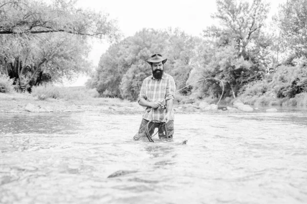 La vida es buena. pasatiempo y actividad deportiva. pescador mostrar técnica de pesca uso de la caña. hombre maduro pesca con mosca. hombre pescando peces. Feliz pescador barbudo en el agua. fin de semana de verano. Pesca con mosca — Foto de Stock