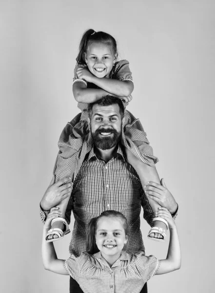 快乐的爸爸，有两个女儿，一家人 — 图库照片