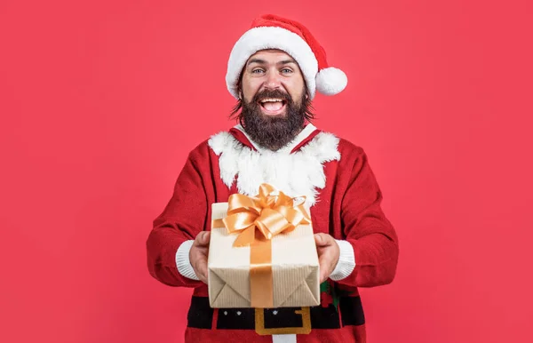 Skäggig tomte man hålla låda i hatt leende samtidigt förbereda sig för att fira gott nytt år fest och jul semester på vintern kommer att ha julklappar, dela presenter — Stockfoto