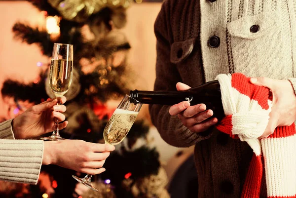 Milujeme Vánoce. muž nalije ženě šampaňské. Rodinný víkend. milujeme se. zamilovaný pár. Veselé Vánoce. Šťastný nový rok. Zimní prázdniny. oslava vánočního večírku. láska spolu tráví čas — Stock fotografie