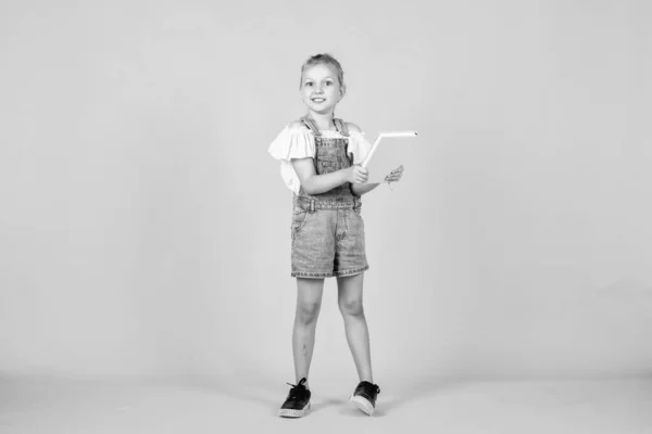 Bambino felice con quaderni pronti per lo studio, l'istruzione — Foto Stock