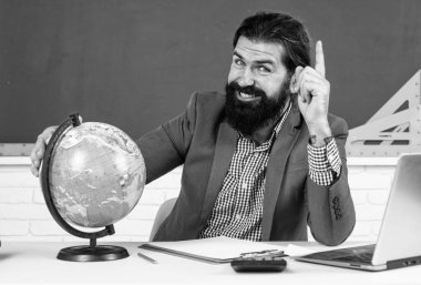 İyi fikir. Sınava hazırlan. Ders üzerine ders veren üniversite hocası. Okula dönüyorum. resmi eğitim. Bilgi günü. Olgun sakallı öğretmen derste. Sınıfta tahtasıyla çalışan acımasız bir adam.