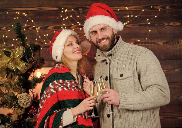 Gott nytt år. Ett par förälskade julfirande. Drinkar för vuxna. God jul, då. Firar jul tillsammans. Gratulerar. Hemmafest. Festlig atmosfär. Önska dig julen — Stockfoto
