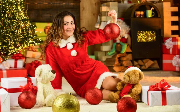 Gelukkig meisje klaar voor Kerstmis. Kersttijd om te winkelen. gelukkig santa vrouw speelgoed cadeau en decoratieve ballen. wintervakantie. Dromen over een gelukkig kerstfeest. Gelukkig nieuwjaar. Boodschappentassen — Stockfoto