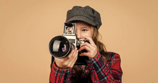 Девушка-подросток в ретро-фотоаппарате носит модную шляпу и клетчатую куртку, винтажную фотографию — стоковое фото