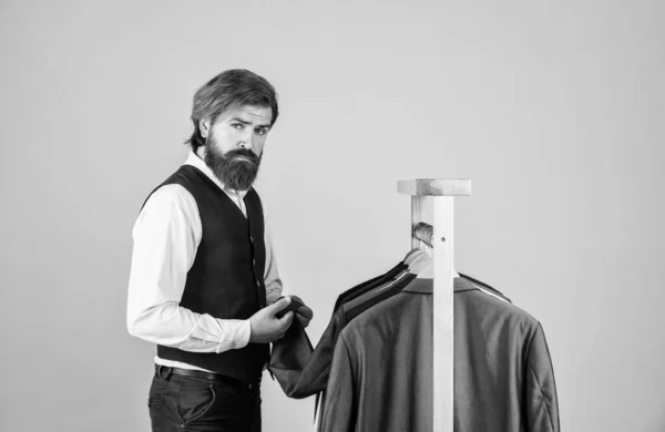 アイテムのコンセプトを比較し、選択レールファッションブティックの顧客にジャケットブレザーをスーツ — ストック写真