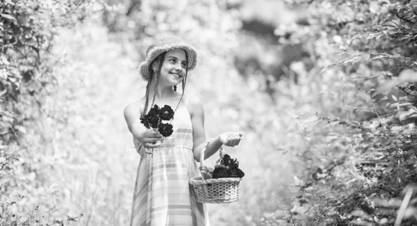 Счастливая девочка-подросток в соломенной шляпе с цветами роз на летней природе, красота — стоковое фото
