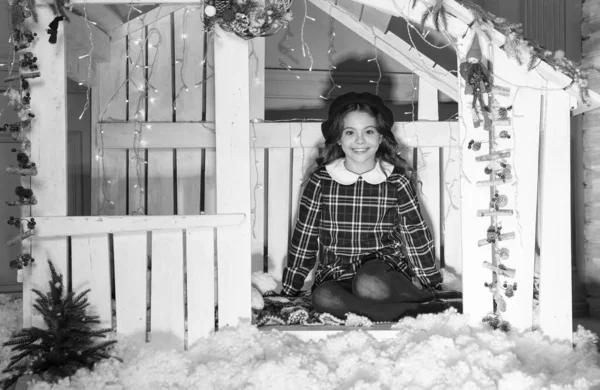 Улыбающаяся девочка-подросток в берете веселится в украшенном доме на Рождество возле новогодней елки готовиться к празднованию рождественских праздников, приветствие — стоковое фото