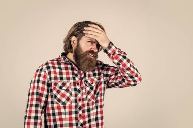 O çok yorgun. Bıyıklı, vahşi beyaz adam. Sakallı adam gömlek giyer. Acıdan kıvranan acımasız adam. Erkek sağlık hizmetleri. Manyetik fırtınalardan dolayı migren ağrısı. Sakallı, olgun bir hippi.