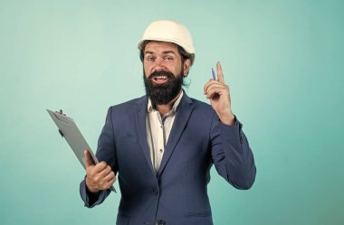 Kafkas asıllı mutlu iş adamı planlara bakıyor. Bir fikri, ilhamı ve yaratıcılığı var.