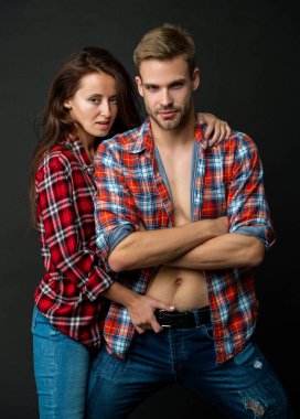 Siyah arka planda aşık genç çift, aşk