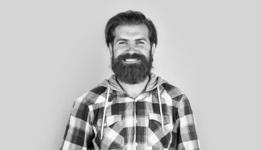 Havalı saç stili olan şık sakallı adam. Kareli gömlek, güzellik.