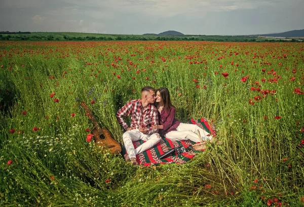 Unga glada par kramas och kyssas på vallmo fältet, kärlek — Stockfoto