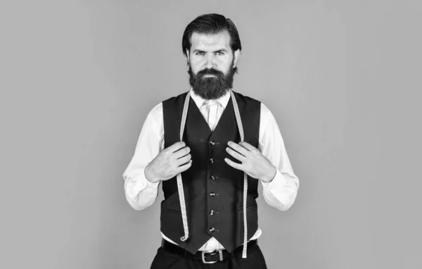 Estilo formal e escritório. alfaiate homem com fita métrica. homem alfaiataria roupas masculinas. homem brutal é designer de moda. homem projetando guarda-roupa para os homens. sartor bem sucedido pronto para trabalhar — Fotografia de Stock