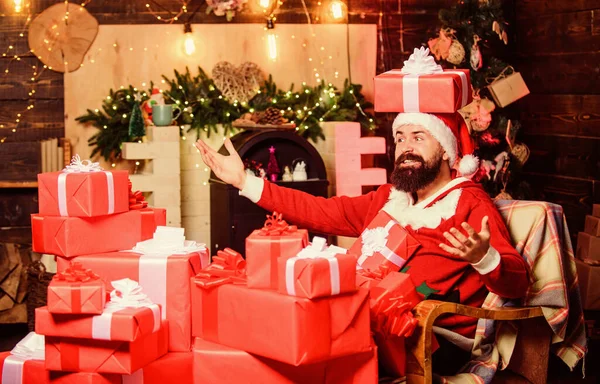 Jingle belletjes. Kerstman met baard hoed. De bebaarde kerstman levert cadeautjes. Kerstinkopen. Gelukkig nieuwjaar. Kerstdoos aanwezig. Kerstcadeau bezorging. wintershoppen. Vrolijke elf. — Stockfoto