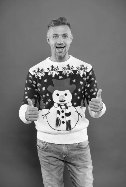 暖かいニットセーターの幸せなハンサムな男はクリスマスの冬の休日を祝い、クリスマスの贈り物、お祝いについて陽気な感じ — ストック写真