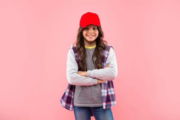 Весела дівчина-підліток хіпстер в шапці на рожевому фоні, хіпстер — стокове фото