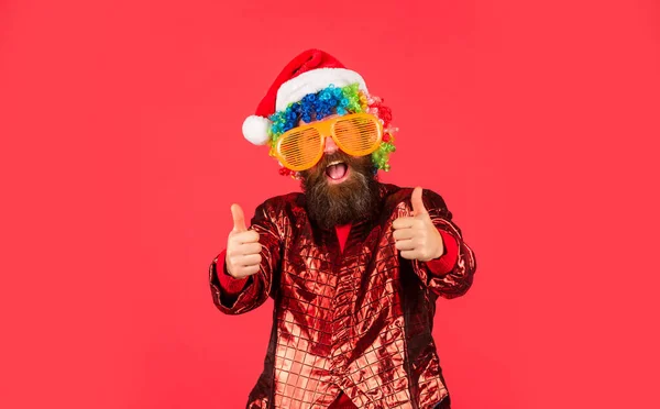 Intrattenimento per feste di Natale. Uomo divertente con la barba. Spirito natalizio. Allegro clown colorata acconciatura. Vacanze invernali. Scusa Babbo Natale, Naughty si sente bene. L'uomo barbuto celebra il Natale — Foto Stock