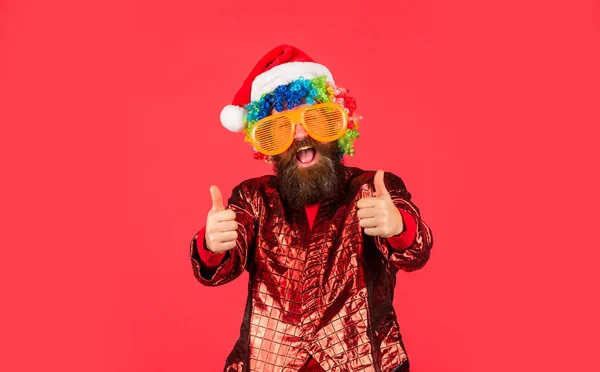 Entretenimento para festas de Natal. Homem engraçado com barba. Espírito natalício. Palhaço alegre penteado colorido. Férias de inverno. Desculpa Pai Natal, mas o Naughty sente-se bem. Homem barbudo comemora o Natal — Fotografia de Stock