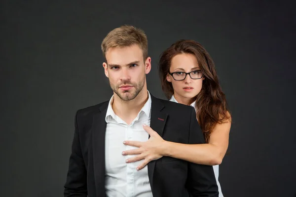Homme d'affaires réussi et femme d'affaires dans des lunettes sur fond noir, entreprise — Photo