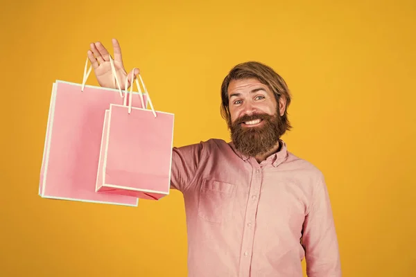 Nice purchase. birthday surprise at party. man with package. prepare for holidays. best sale offer. happy bearded man with present pack. cheerful brutal hipster hold gift. paper shopping bag — Stock Photo, Image