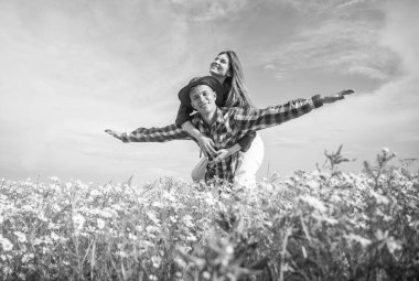 Hiç sıkıcı değil. Aile yaz tatili. Mutlu bir adam ve aşık bir kadın bahar havasının tadını çıkarırlar. Mutlu ilişkiler. Kız ve erkek sahada. Randevularında papatya çiçeği taşıyan romantik çift