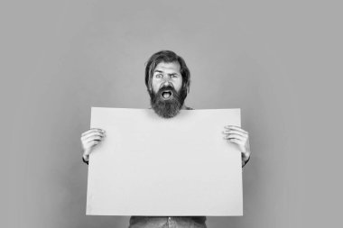 Olgun sakallı adamın uzun saçı var. Kağıt, fotokopi odası, fikir.