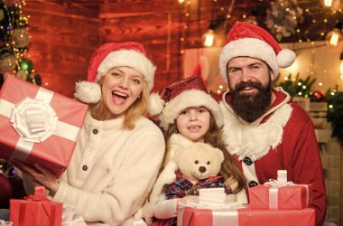 Noel, memnun etme zamanıdır. Neşeli insanlar. Noel Baba 'dan hediyeler. Ailesi olan sevimli bir kız. Noel gelenekleri konsepti. Noel Baba kostümü, annesi ve küçük çocuğuyla birlikte Noel 'i kutluyor.