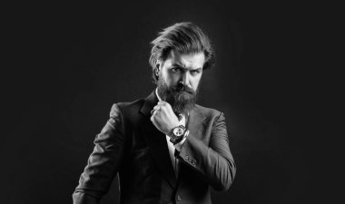 - Saat kaç? Erkek güzellik ve moda. Mükemmel sakallı ve bıyıklı acımasız bir iş adamı. Yelek giyen gerçek patron. Olgun sakallı adam. Güven ve karizma. Yakışıklı adam ofis kıyafeti giyiyor.