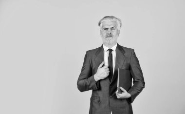 Verimliliği izlemek için çevrimiçi servis. Bilgisayarla çalışan bir yönetici. Dijital dünya. Başarılı bir iş. İş adamı defter ofisi. İnternet teknolojisi modern iş. İş tanıtım araçları