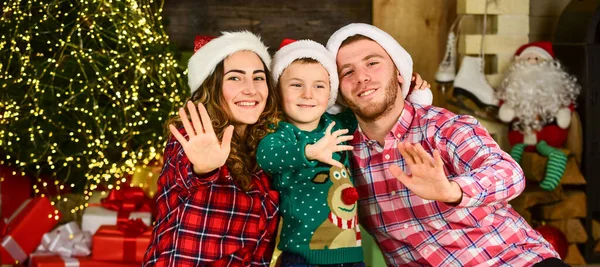 Glückliche Momente einfangen. Mama Papa und kleines Kind haben Spaß auf der Party. glückliche Familie feiern Neujahr. Eltern mit Sohn tragen Weihnachtsmütze. Vater und Mutter mit Kind bleiben in den Ferien zu Hause. Frohe Weihnachten — Stockfoto