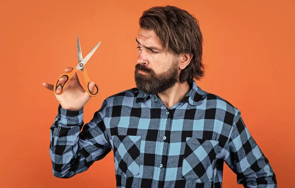 Ritratto di barbiere con stoppie in camicia con forbici attrezzi, barbiere — Foto Stock