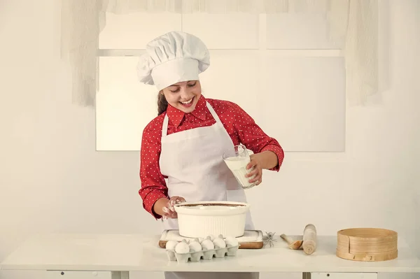 Criança assar algo para o jantar, chef — Fotografia de Stock