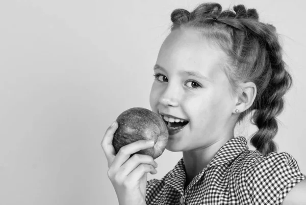 Primavera por todo o lado. frutos de estação de primavera. cheia de vitaminas. Apenas alimentos orgânicos. natural e saudável. infância feliz. O miúdo come maçã. criança com fruta. menina adolescente mordendo maçãs. colheita de outono — Fotografia de Stock