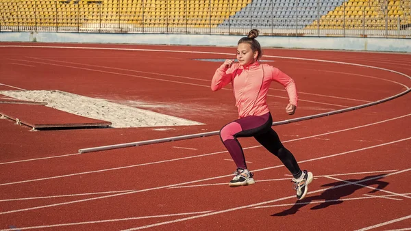 Menina adolescente correndo no estádio ao ar livre pista de corrida, maratona — Fotografia de Stock