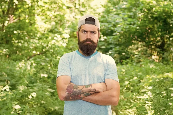 Érett szakállas férfi szakáll és bajusz a nyári ing és sapka az erdőben, életmód — Stock Fotó
