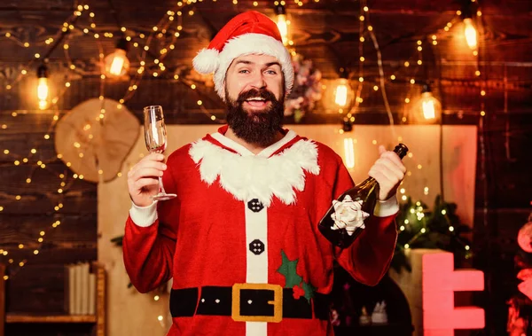 Újévi ünnepség. Ünnepeljük a téli ünnepeket. Élvezd az örömöt. A szakállas Mikulás alkoholos itallal ünnepli a karácsonyt. Ünnepelj örömmel. Pezsgő bor. Mikulás pezsgőt iszik — Stock Fotó
