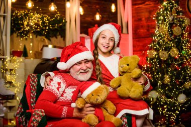 Şimdi mutlular. Aile tatili. Noel Baba 'yla küçük bir kız. Xmas mutluluk ve neşe. Çocuğa hediye. Baba ve kızı Noel 'i severler. Mutlu yıllar. Büyükbaba ve torun evde.