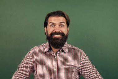 Sakallı neşeli adamın güzel bir gülümsemesi ve mutluluğu var.