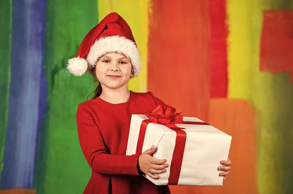 Vacaciones de invierno. La niña sostiene la caja de regalo. Niño mantenga presente caja colorido fondo. Compras de regalos de Navidad. Tradición familiar. Hermoso paquete de regalo. Regala. Feliz Navidad y felices fiestas —  Fotos de Stock