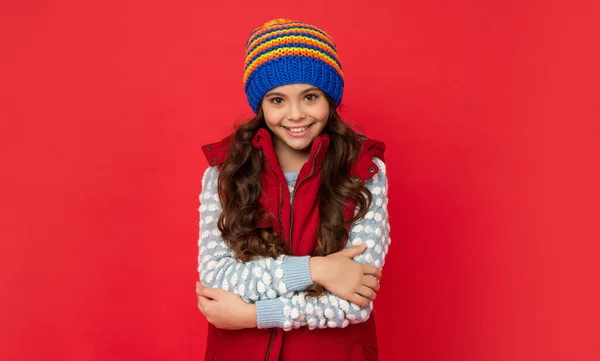 Winter fashion. pretty happy kid with curly hair in hat. female fashion model. — Stockfoto