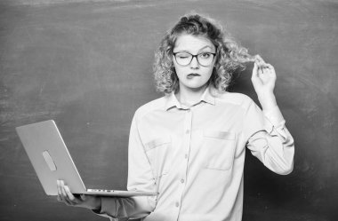 E-öğrenme konsepti. Konferans salonunda öğrenci öğrenimi. Online eğitim. İşletme. Modern teknoloji. Modern okuldaki kız. Bilgisayarlı gözlüklü öğrenci. Öğretmen kadın tahtada